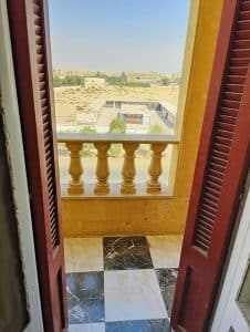 شقة للبيع بالعاشر من رمضان بالمجاورة 10 عالطريق الرئيسى مباشرة